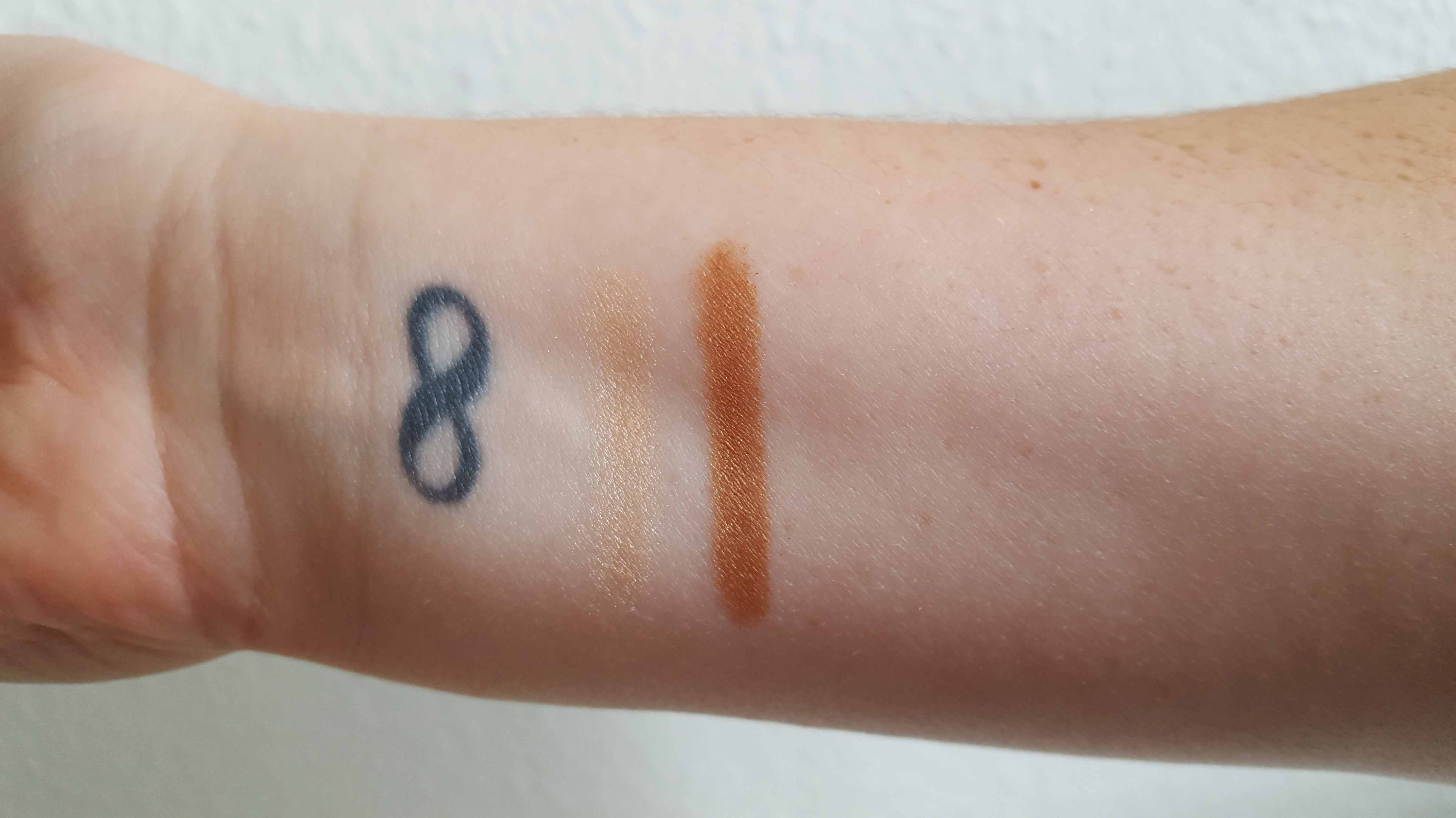 Swatches of the highlighter and bronzer in the Manna Kadar Radiance Split Pan Bronzer and Highlighter Duo