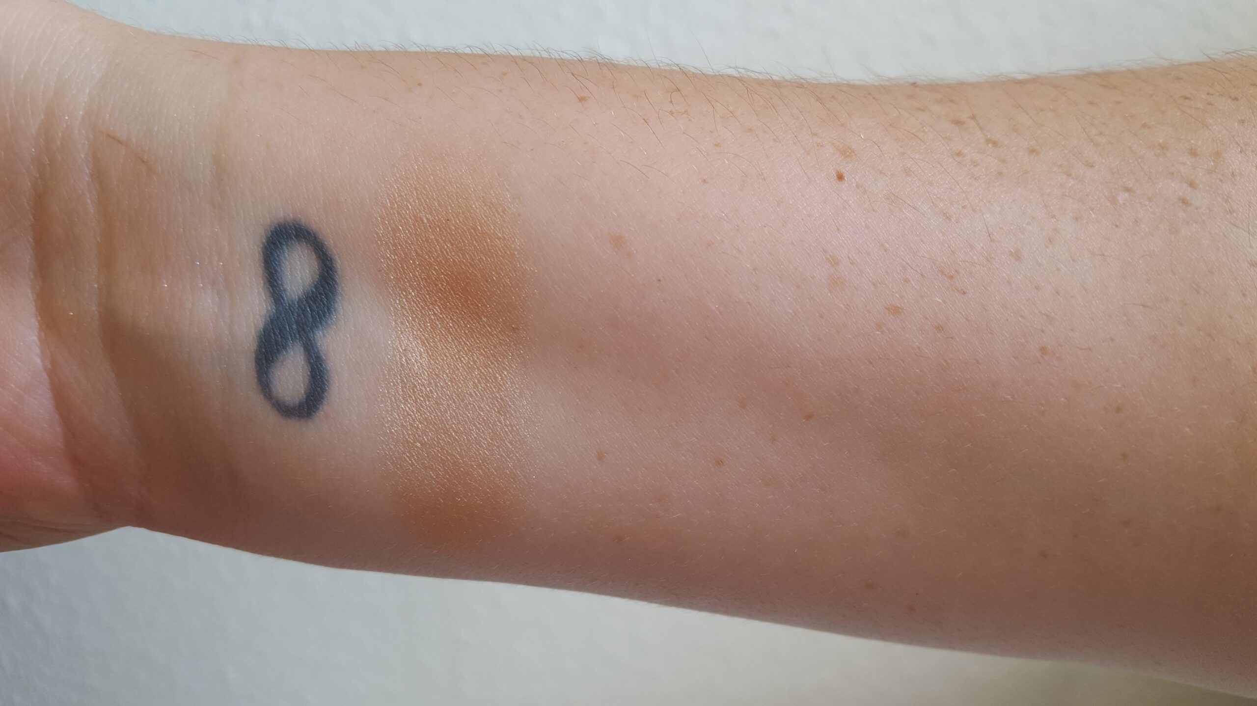 Swatch of The Body Shop Honey Bronze Highlighting Dome in Highlight