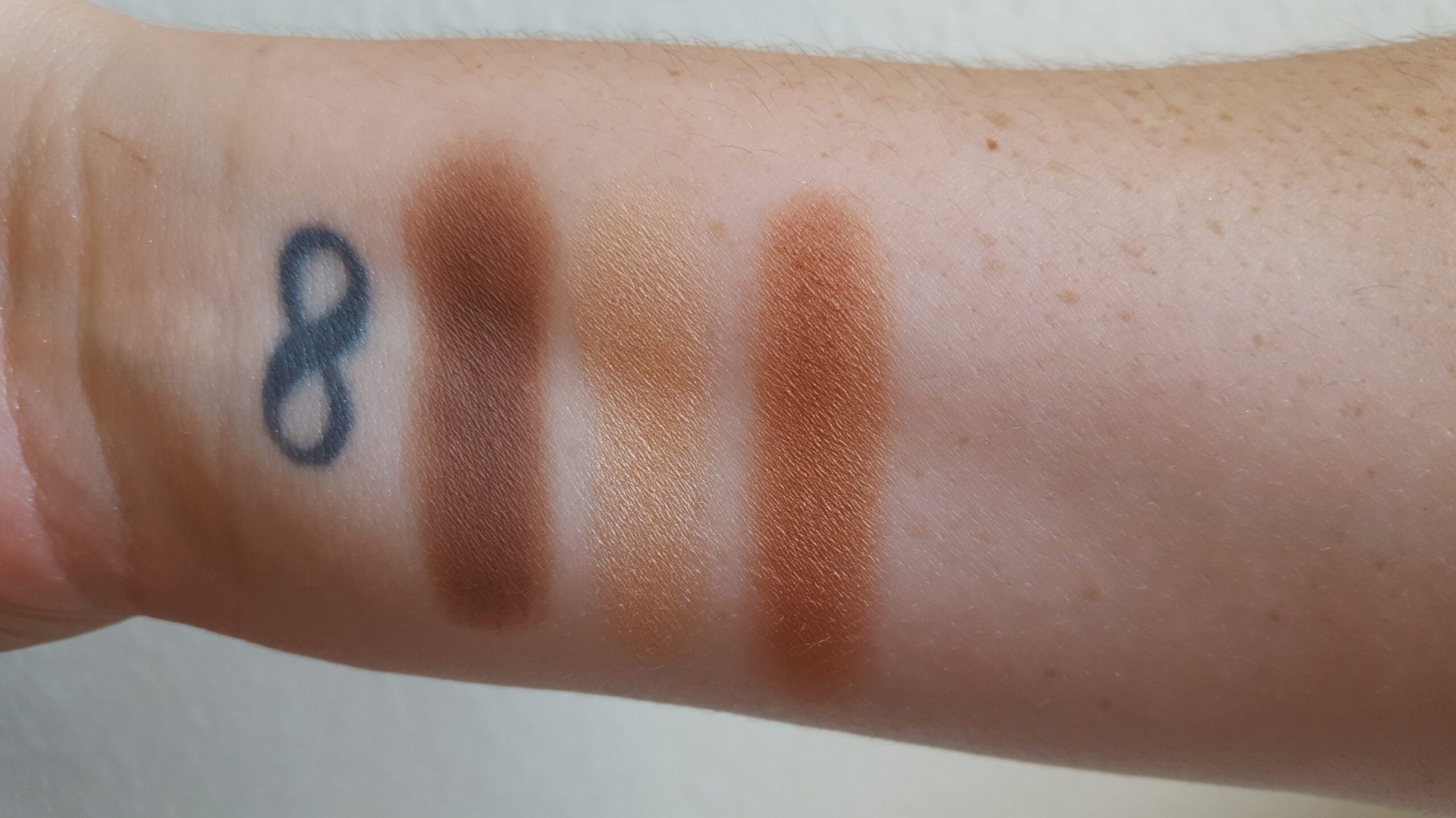 Swatches of the Sleek Makeup Face Form in Medium