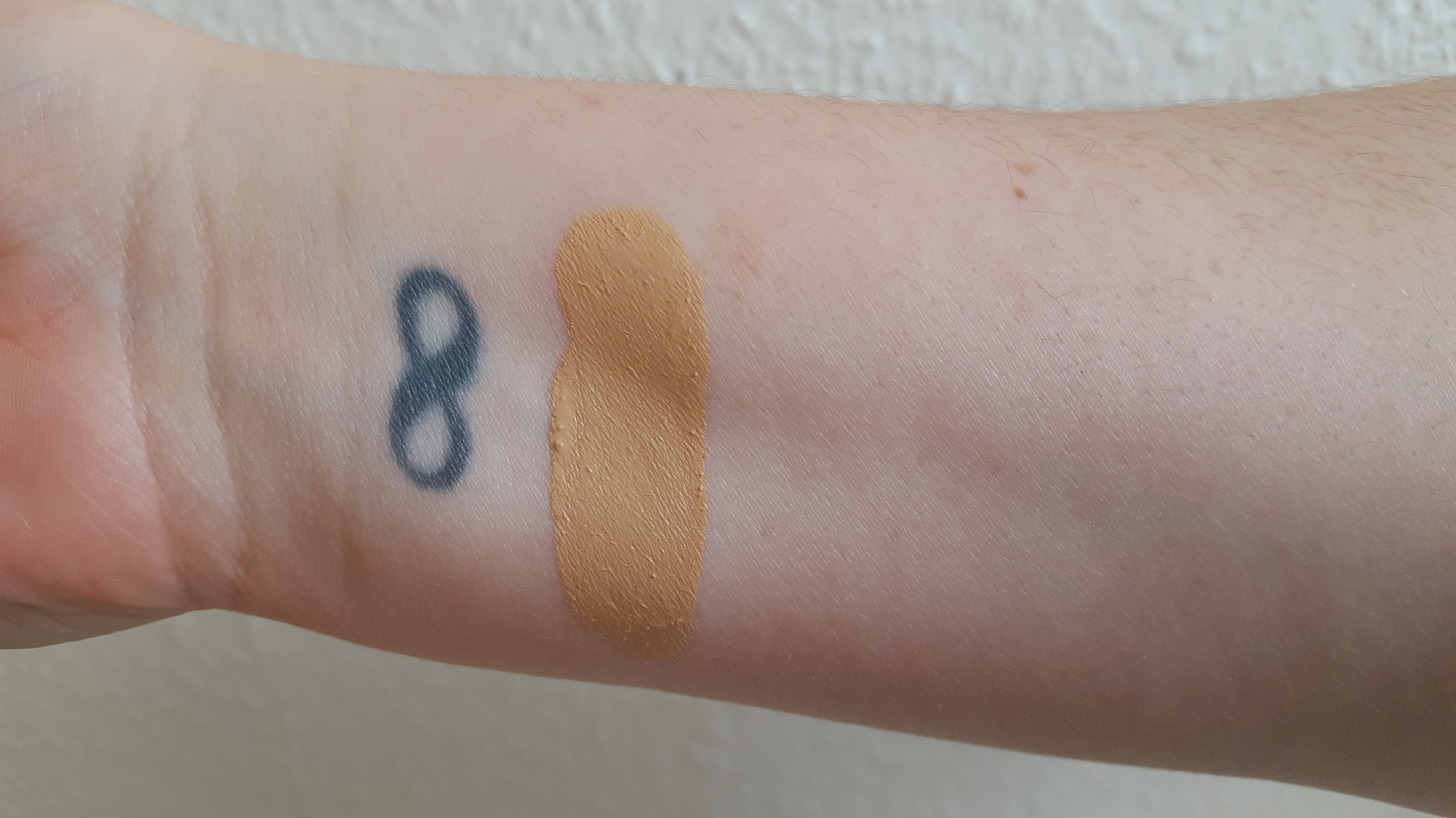 Swatch of the Dark Blond Moist Foundation in 05