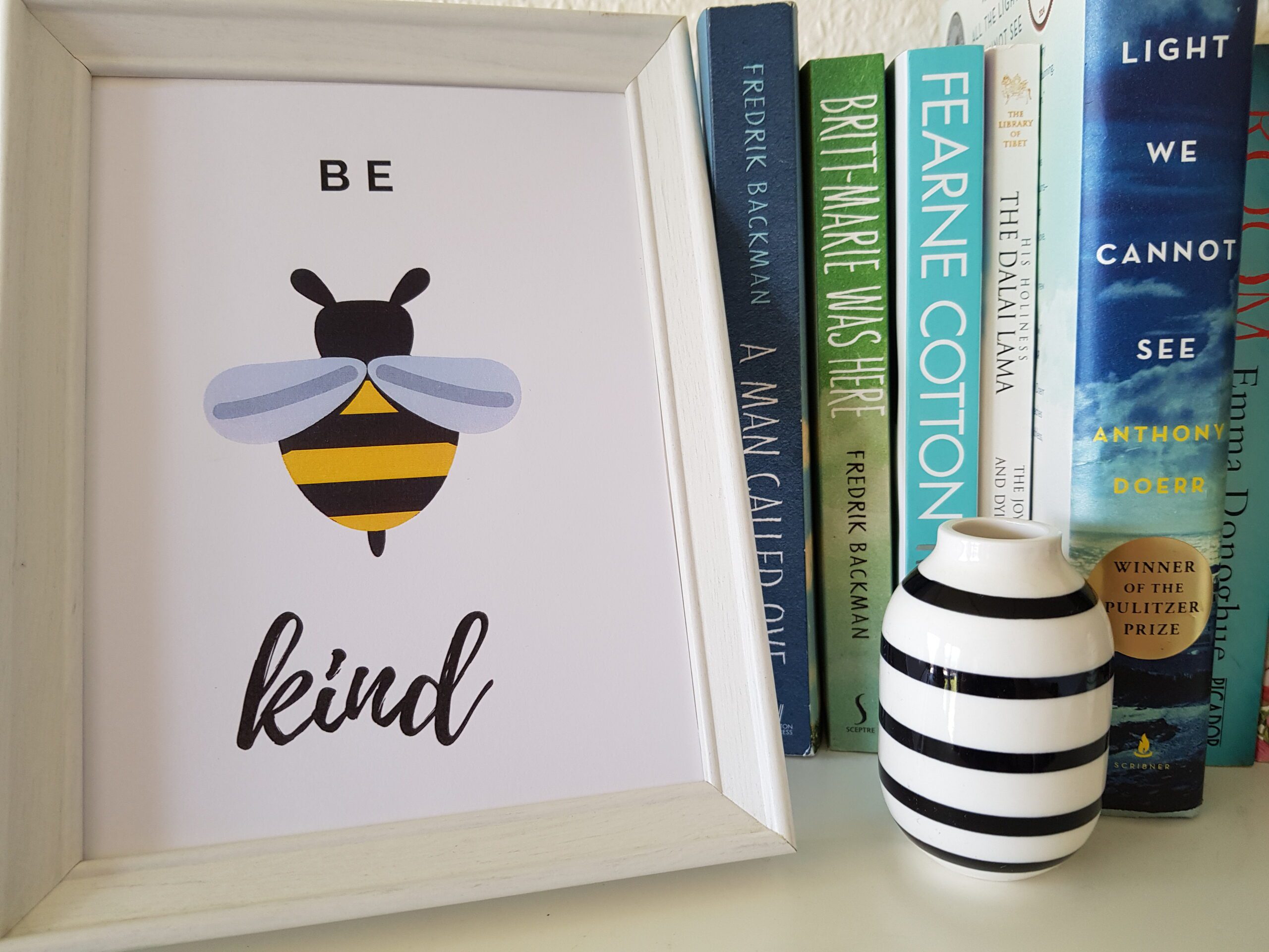 The Nicole's Niches Shop "Be Kind" print that display a bee and the words "be kind"