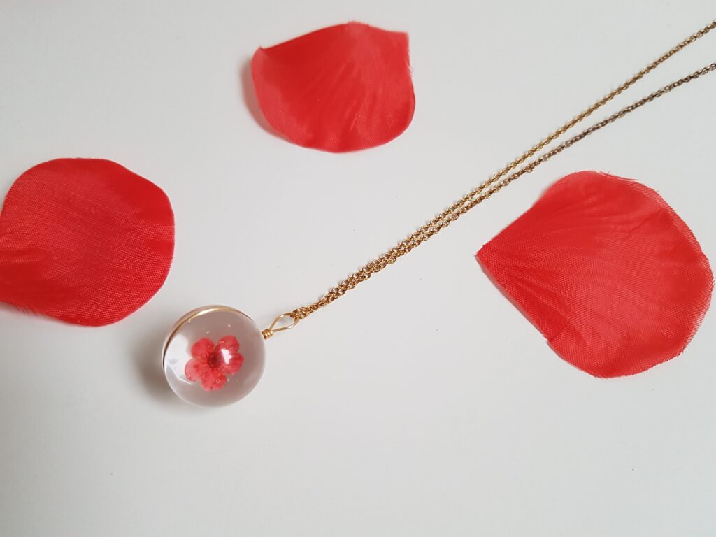 Pressed flower necklace from Ladyville