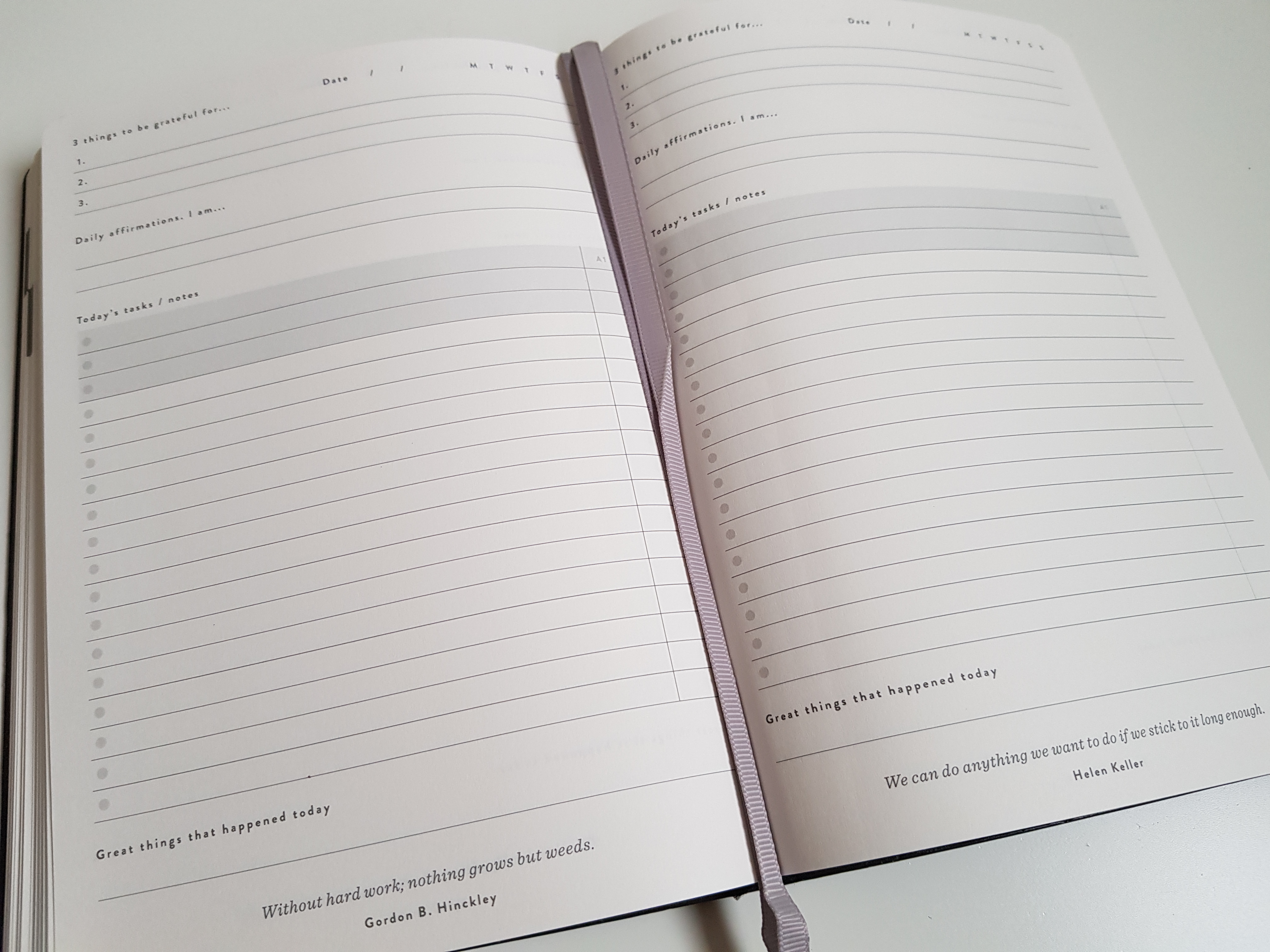 The daily goal planning pages of the Mål Paper Daily Goal Setter Planner. At the top there is a blank date. Underneath the date is a space to write 3 things to be grateful for followed by a daily affirmation - I am... There is then space to write today's tasks and notes. At the bottom is spae to write great things that happened today.