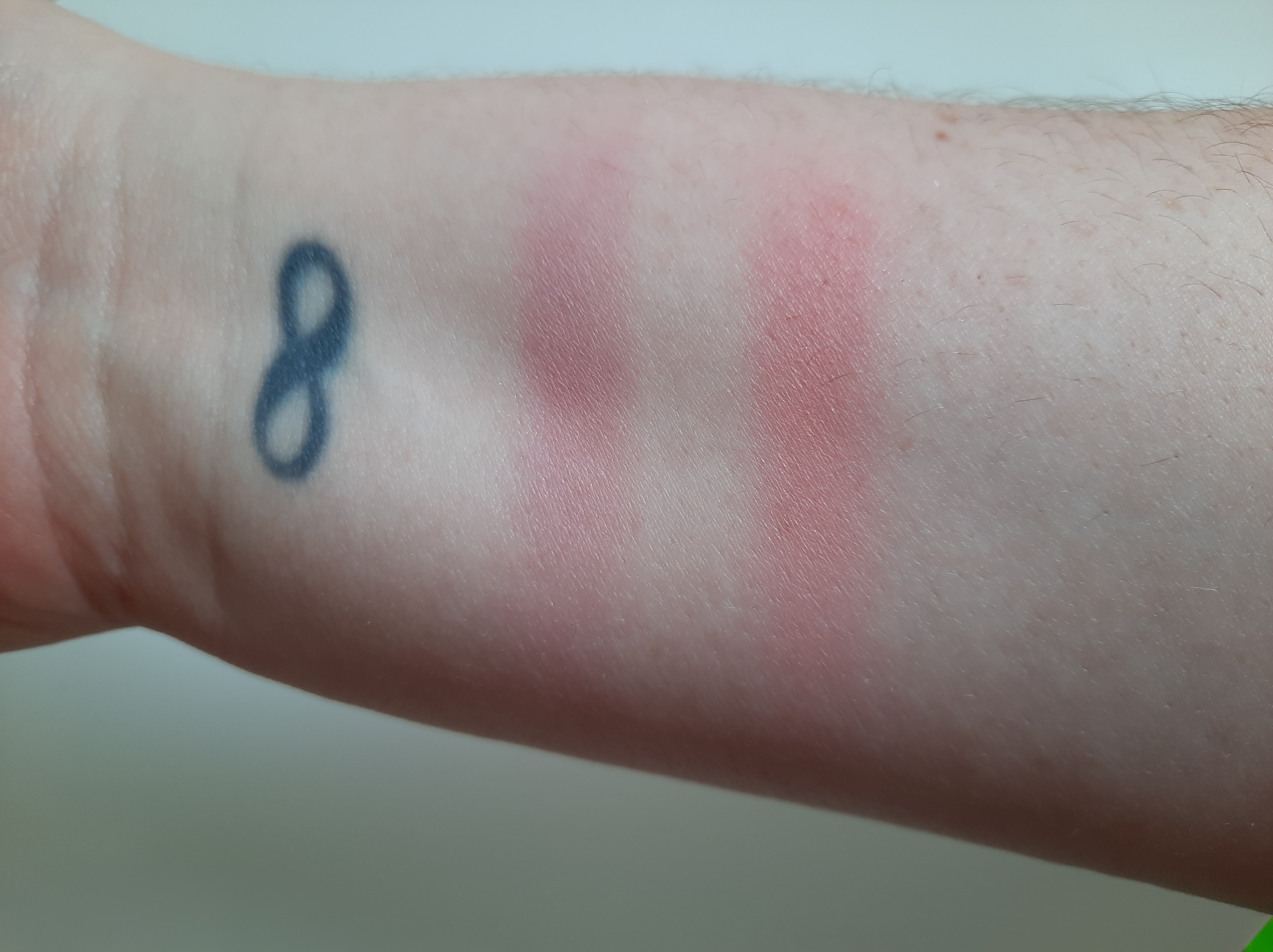 Swatches of the 2 blushes from the collection