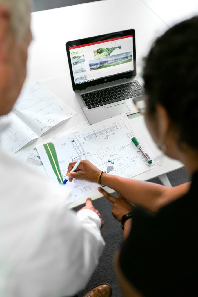 A female engineer discussing with a man wearing a white shirt 