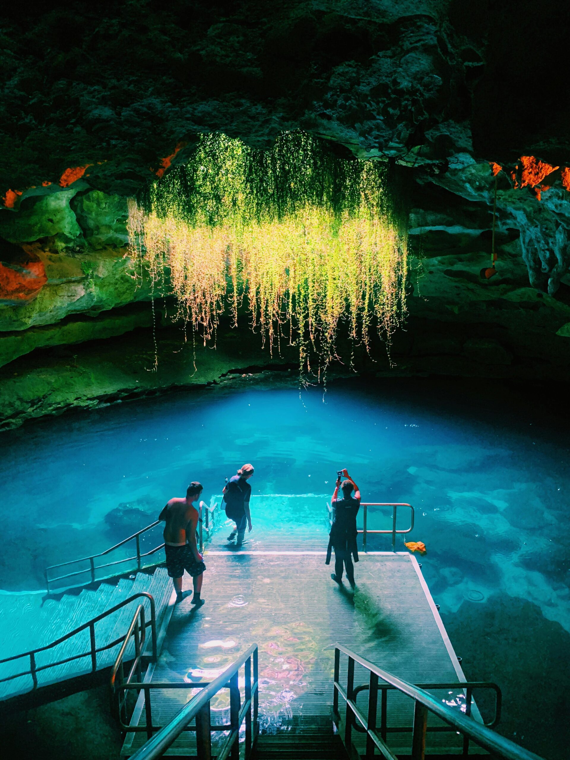 Divers the Devil's Den spring in Florida