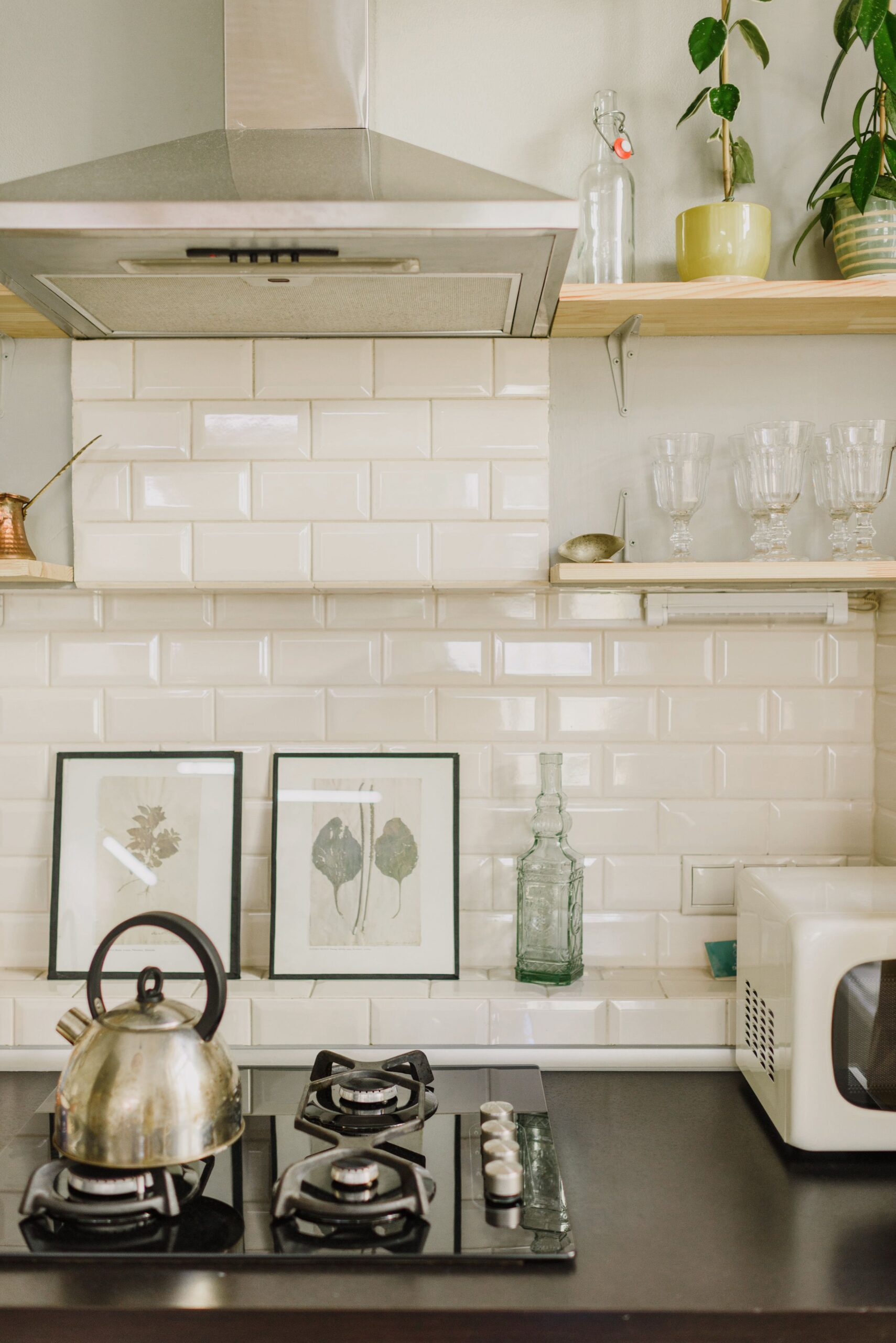 A kitchen with a range hood above a cooktop.